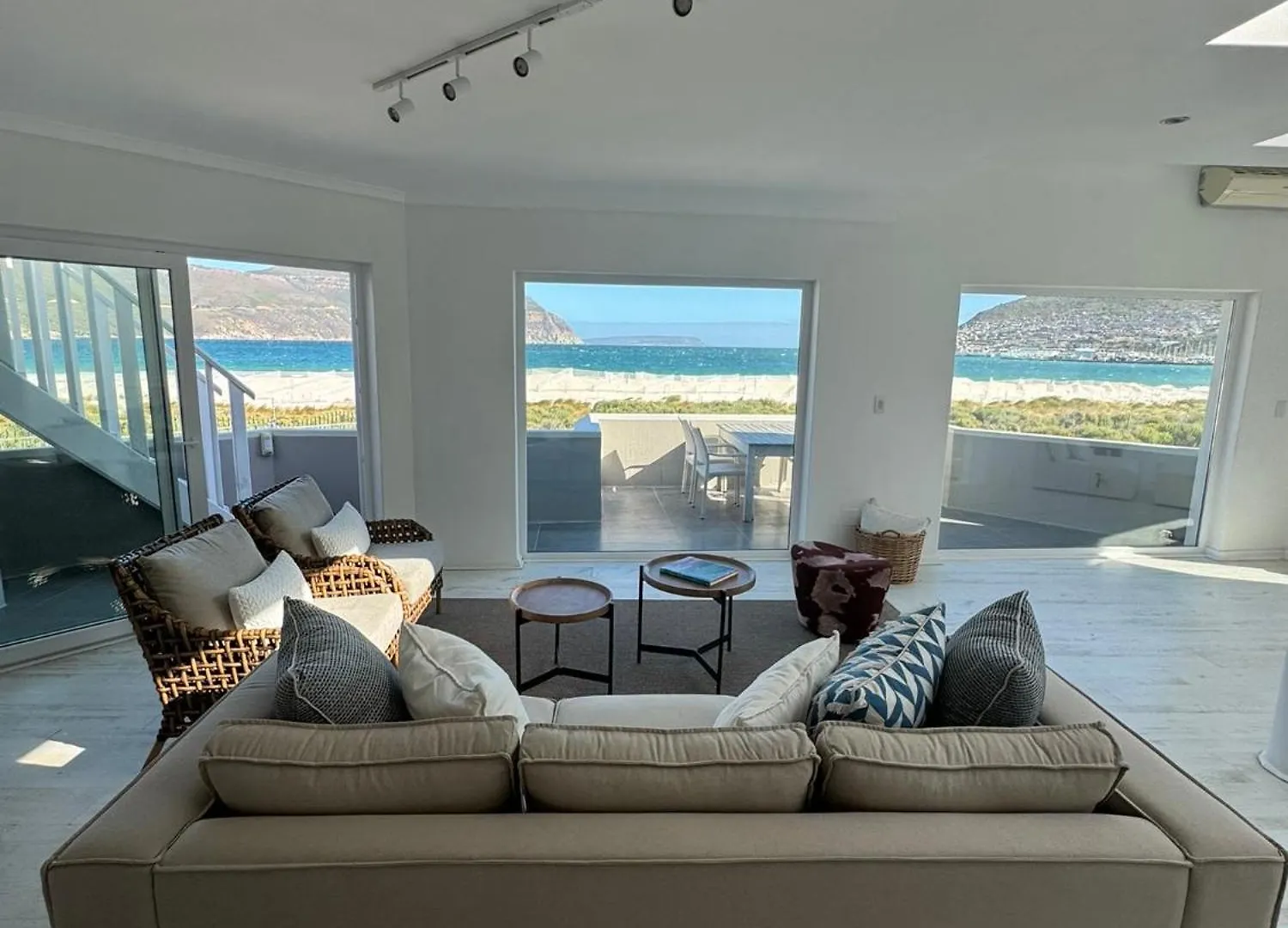 Pingu Beachhouse With Jacuzzi Hout Bay Cape Town